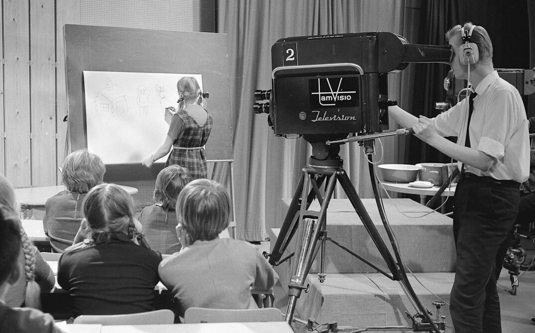 retro french tv host